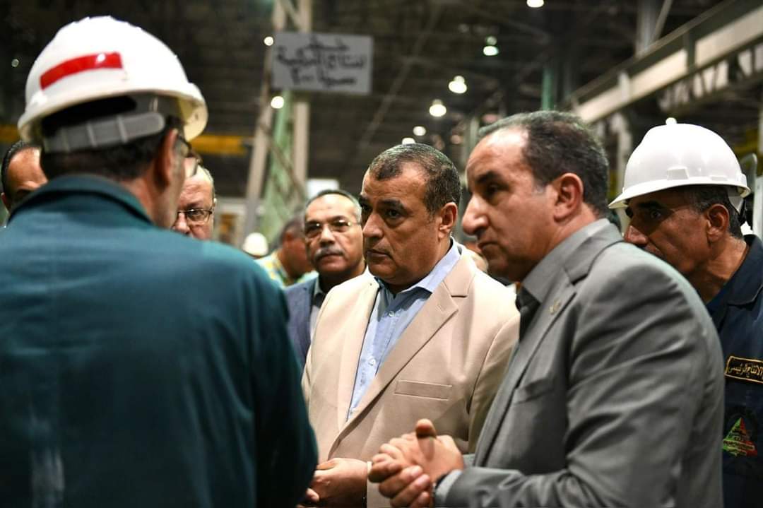 وزير الإنتاج الحربى يفاجئ "مصنع إنتاج وإصلاح المدرعات"