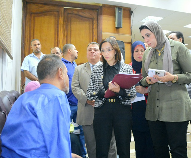 محافظ البحيرة تعقد اجتماع خدمة المواطنين .. وتلبي مطالب 20 مواطناً ومواطنة