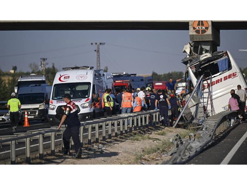 مصرع 9 أشخاص وإصابة 26 آخرين .. في حادث اصطدام حافلة بجسر في تركيا