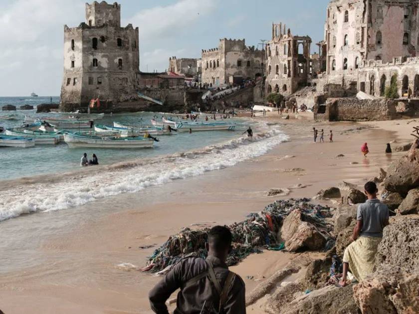 مقتل 32 شخصا وإصابة 63 بجروح .. في هجوم على شاطئ شعبي في مقديشو