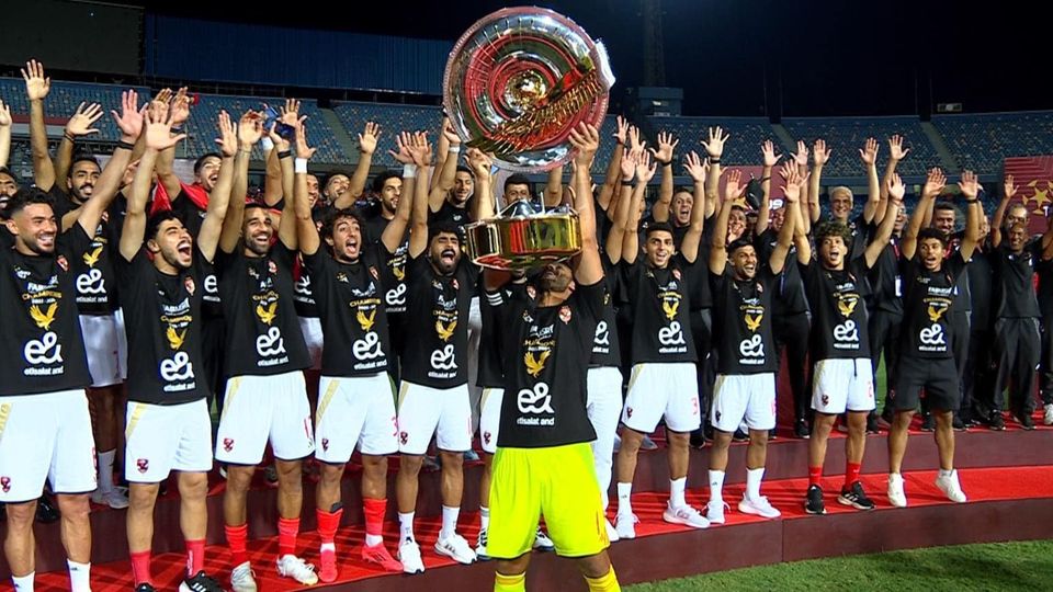 الأهلى يتسلم درع الدورى وسط فرحة جماهيرية