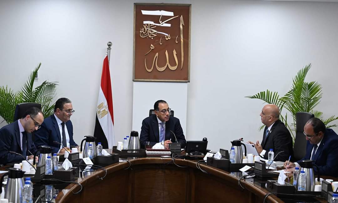 رئيس الوزراء يلتقى الرئيس التنفيذى لجهاز تنمية المشروعات المتوسطة والصغيرة
