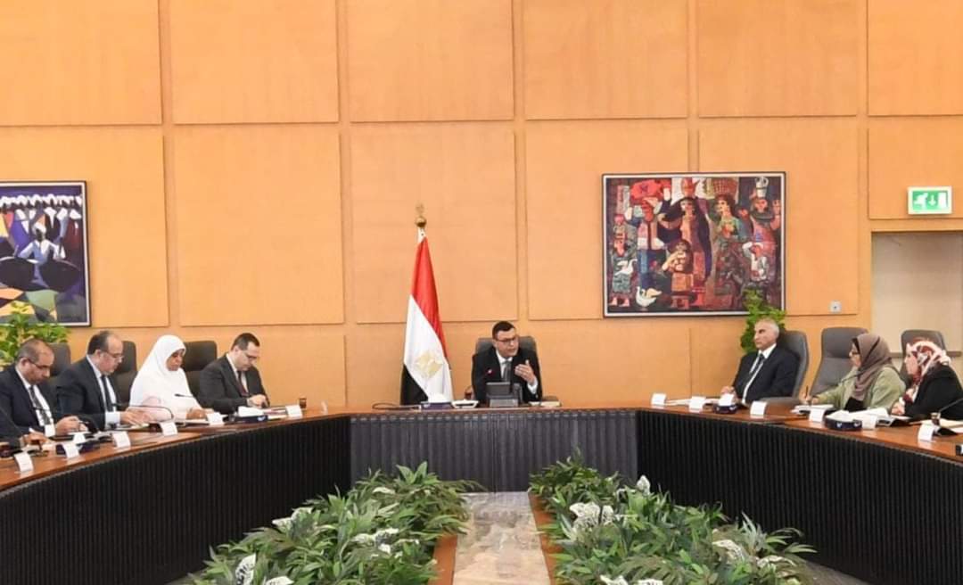 وزير الإسكان يتابع مع رؤساء أجهزة المدن الجديدة تطبيق قانون التصالح فى مخالفات البناء