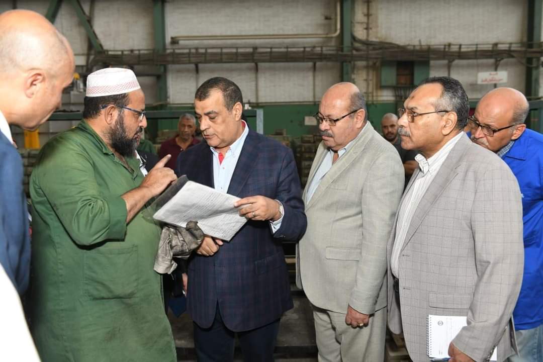 وزير الإنتاج الحربى يفاجئ قيادات وعمال "حلوان للصناعات الهندسية"