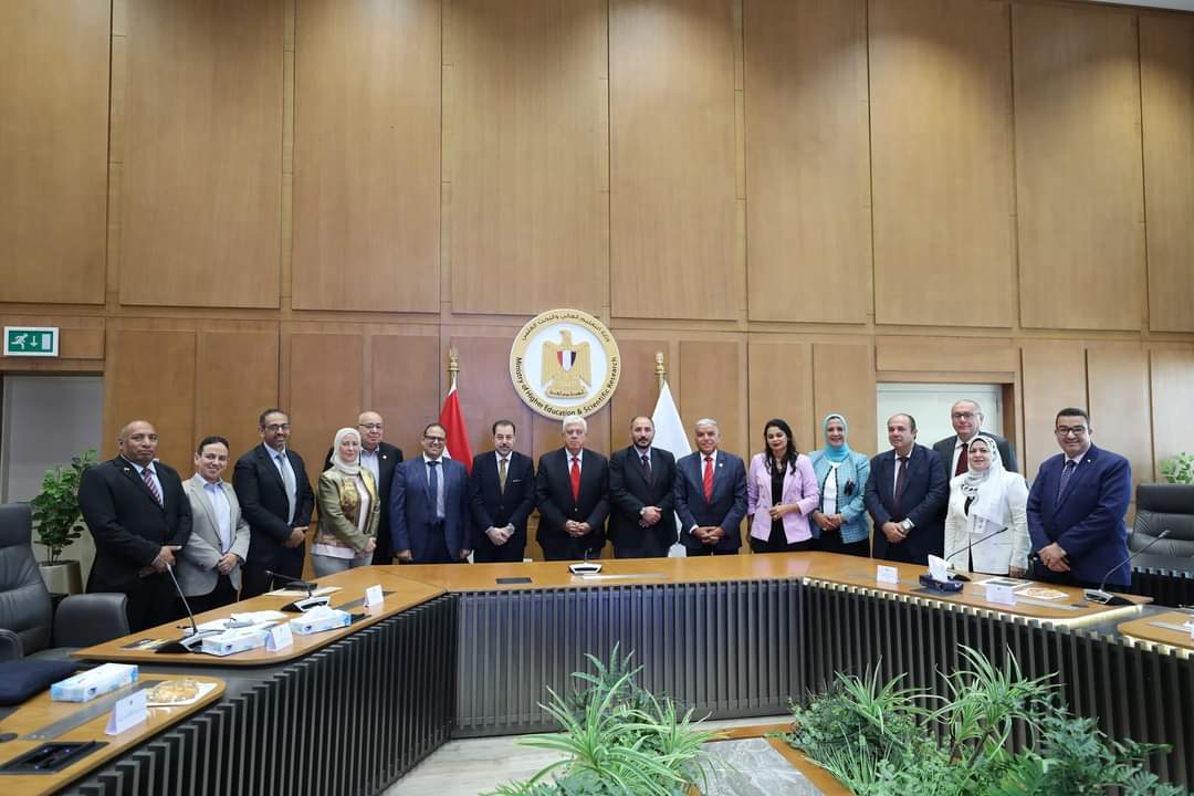 وزير التعليم العالى يرأس الاجتماع الأول للجنة العليا لمستشفيات ومراكز ووحدات الأورام الجامعية
