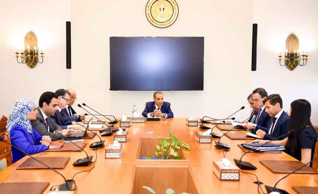 وزير الخارجية يجتمع مع قيادات وأعضاء إدارة البيئة والتغير المناخى