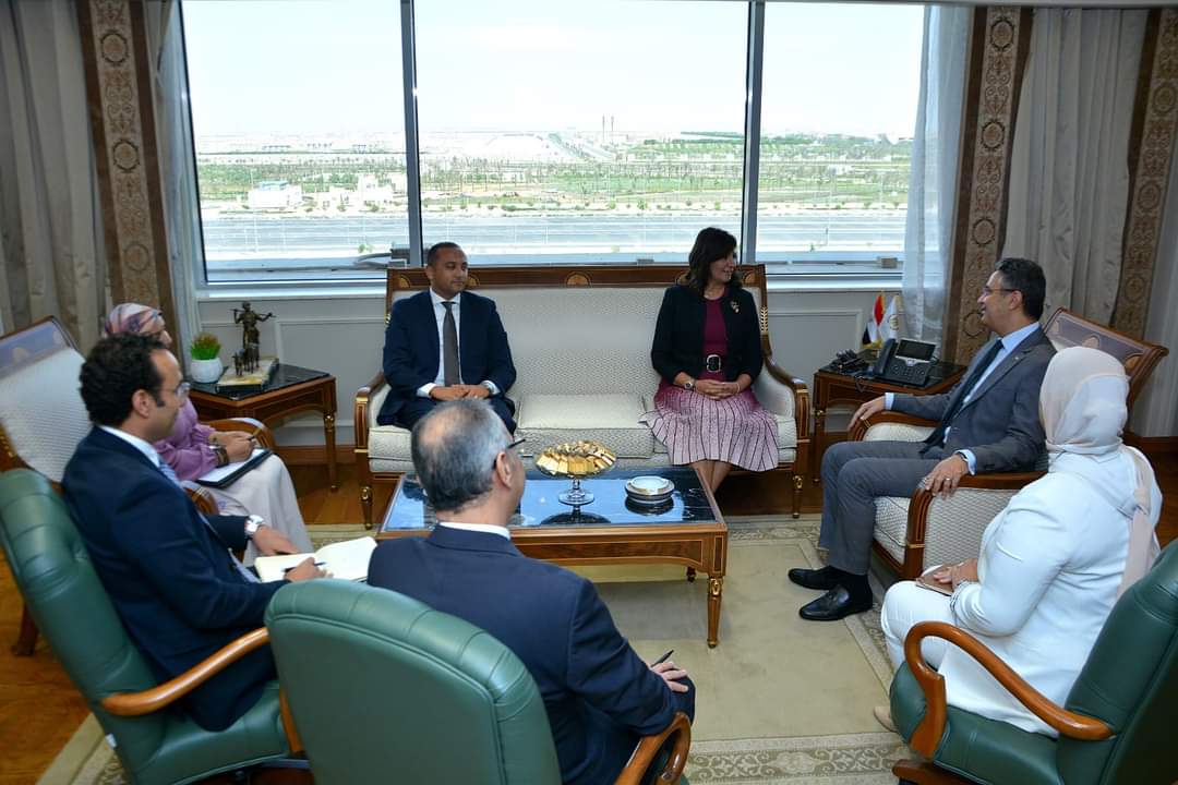 وزير التموين يبحث مع السفيرة نبيلة مكرم رئيس الأمانة الفنية للتحالف الوطنى للعمل الأهلى التنموى - الخبر لايف