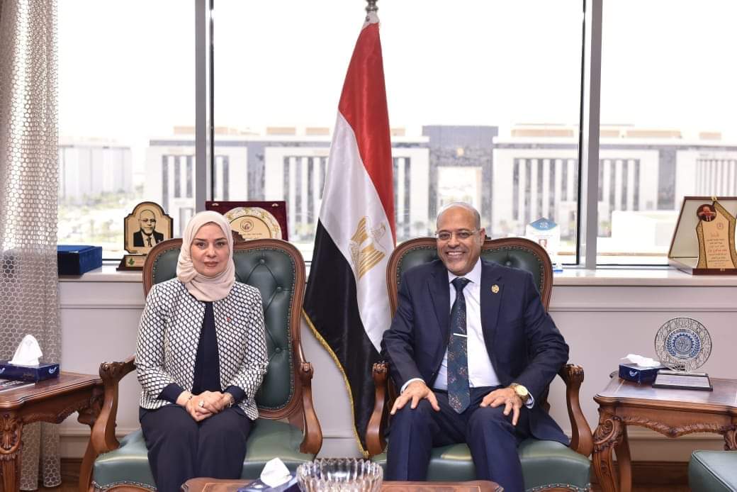 وزير العمل يلتقى سفيرة مملكة البحرين فى القاهرة