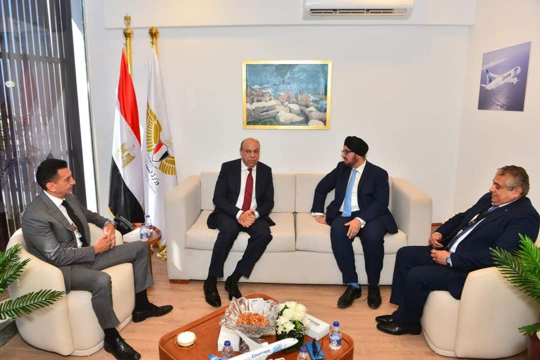وزير الطيران يبحث مع رئيس بوينج ونائب رئيس المبيعات بالشرق الأوسط تعزيز الشراكة