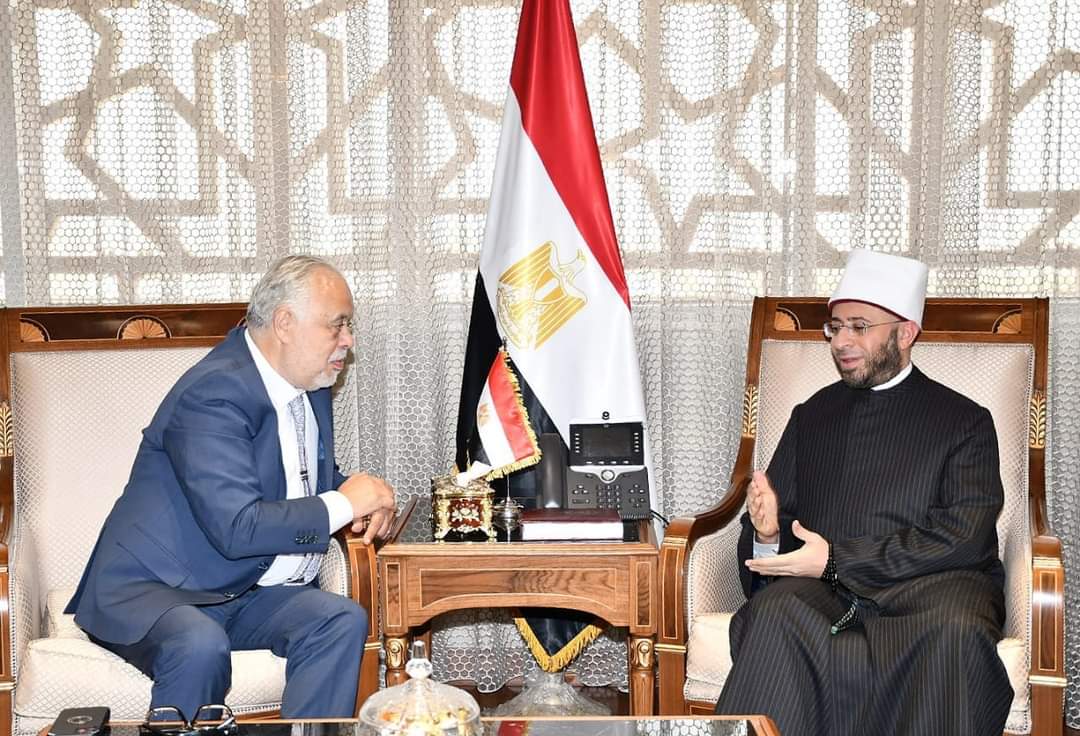 وزير الأوقاف يستقبل نقيب المهن التمثيلية