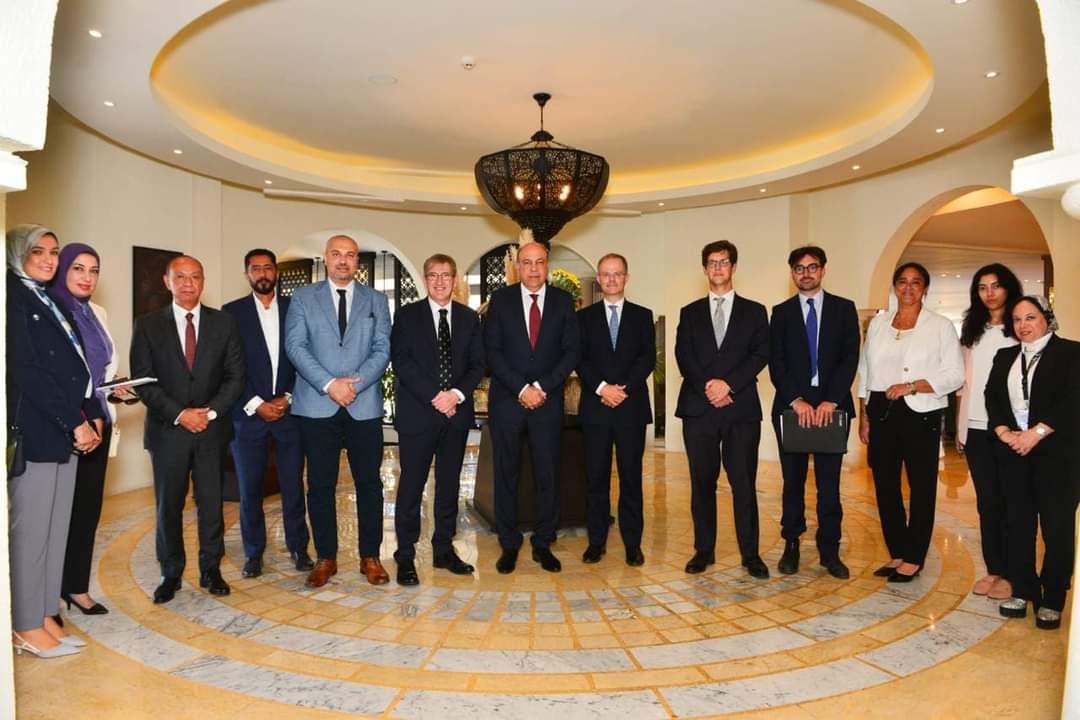 وزير الطيران المدني يبحث مع وفد بريطانى رفيع المستوى التعاون المشترك 