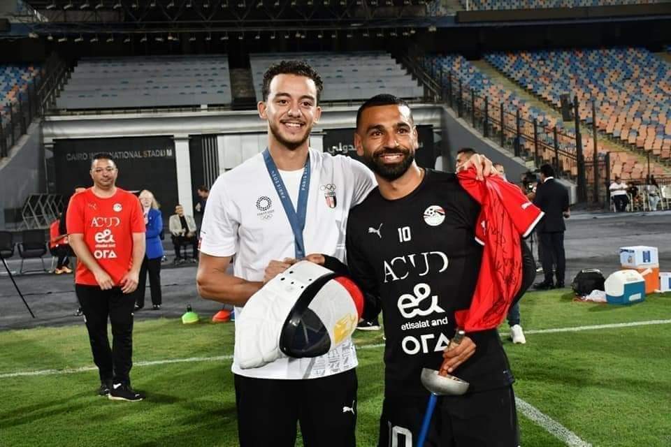 صلاح يهدى قميص المنتخب لسارة والجندى والسيد