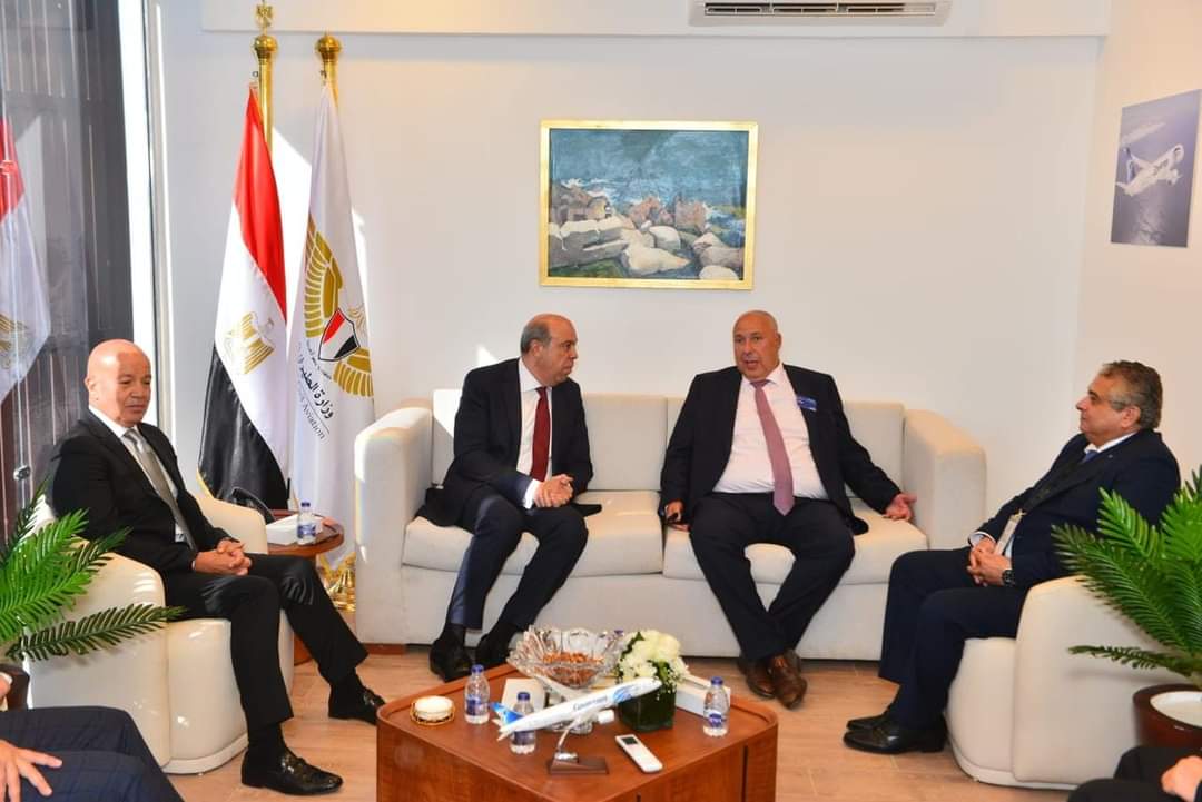 وزير الطيران يبحث مع نائب الرئيس التنفيذى لشركة إيرباص العالمية تعزيز أوجه التعاون ودعم الشراكات فى النقل الجوى