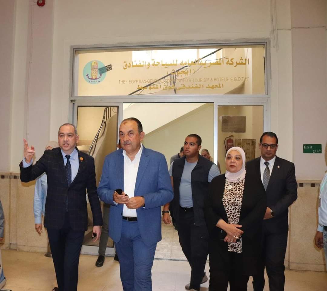 وزير قطاع الأعمال يتفقد معهدى "إيجوث" للسياحة والفنادق