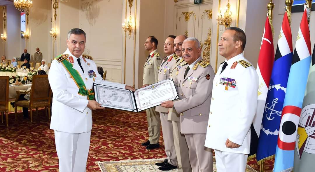 الفريق أول عبد المجيد صقر يكرم قادة القوات المسلحة تقديرا لجهودهم وتفانيهم