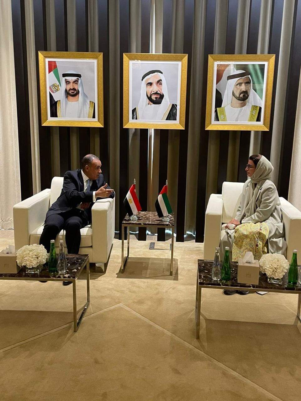 الكعبى.. تستقبل وزير الخارجية لدى وصوله أبو ظبى
