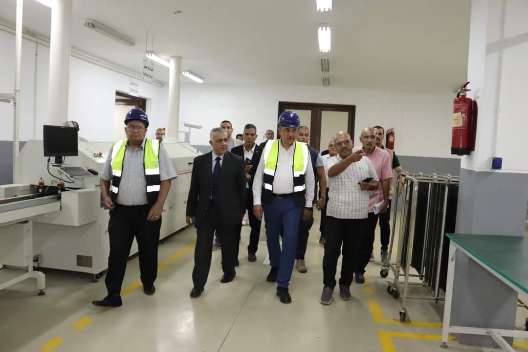وزير قطاع الأعمال يتفقد مصانع "نيازا" بالإسكندرية
