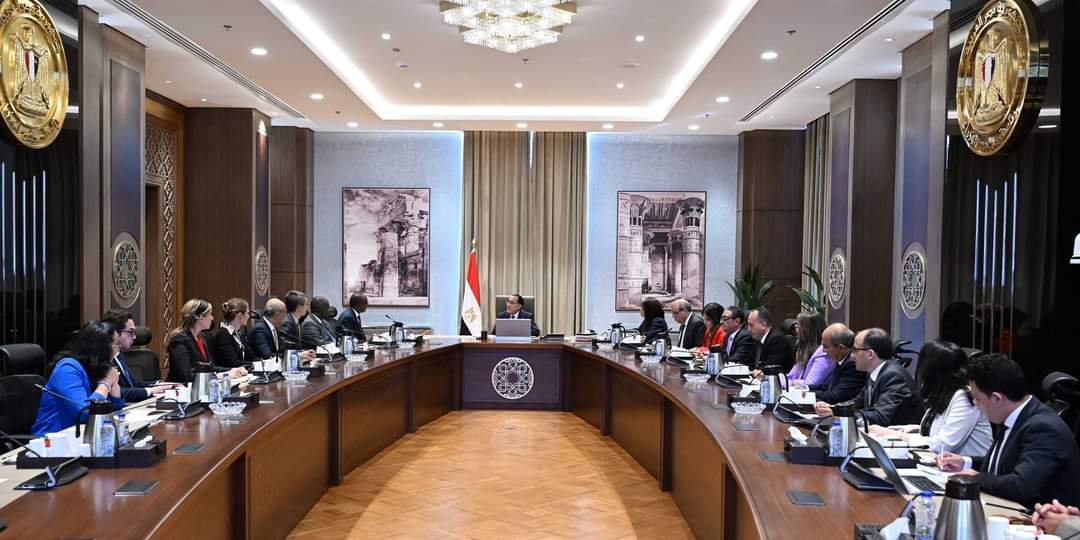 رئيس الوزراء يتابع مع نائب رئيس مؤسسة التمويل الدولية إدارة وتشغيل المطارات من خلال القطاع الخاص
