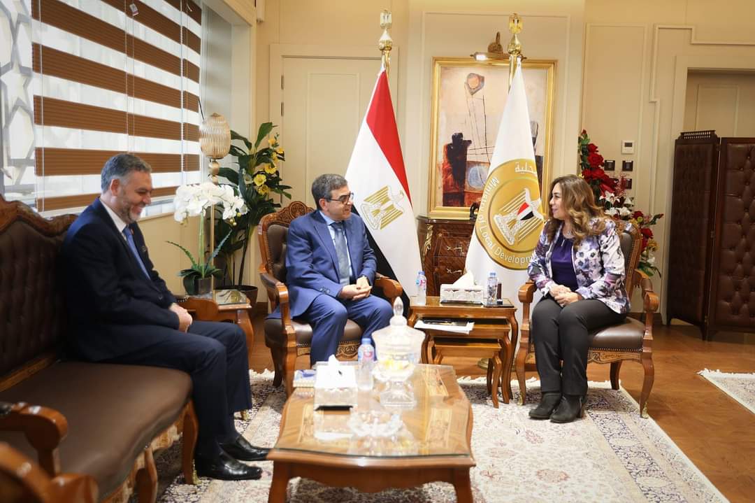 وزيرة التنمية المحلية تبحث مع نقيب الأطباء البيطريين الملفات المشتركة