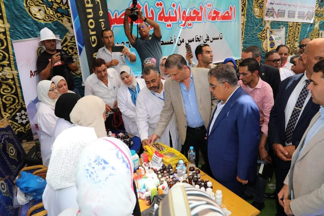 وزير الزراعة يفتتح منفذا للسلع الغذائية ويتفقد قافلة بيطرية بالدقهلية