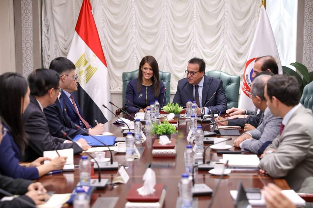 عبداالغفار والمشاط بحثا مع السفير الصينى مشروع إنشاء معمل السلامة الحيوية 