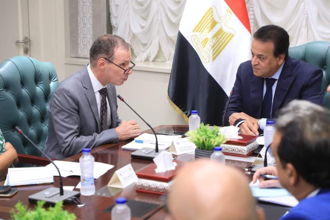 وزير الصحة يبحث مع مدير مكتب برنامج الأغذية العالمى محاربة أمراض السمنة والانيميا والتقزم 