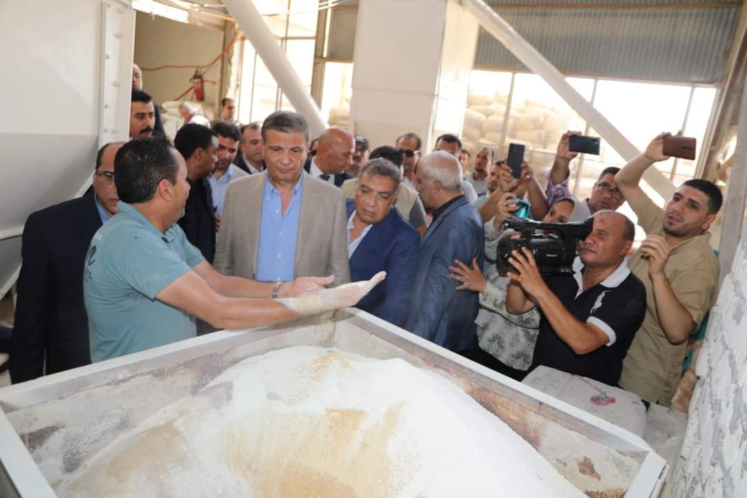 وزير الزراعة يجدد التهنئة للفلاحين : متواجد معكم لعلاج أى قصور أو مشكلات 