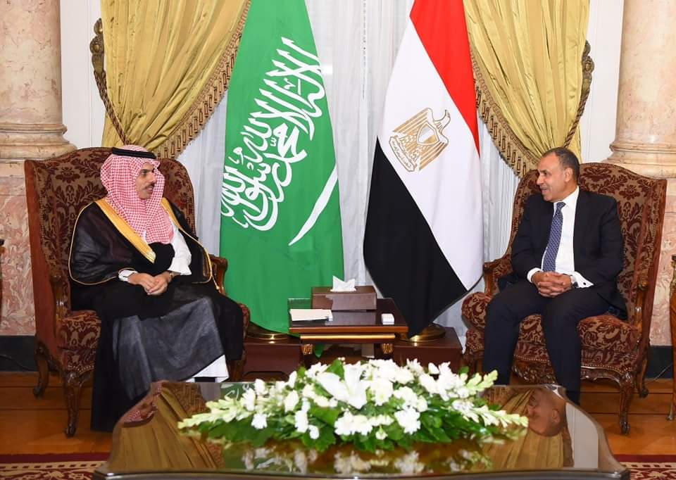 وزير الخارجية يبحث مع نظيره السعودى تطوير العلاقات الثنائية