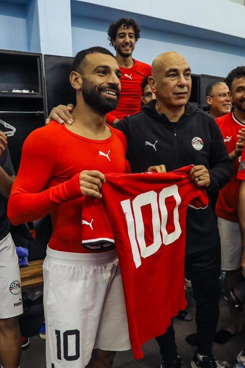 منتخب مصر يحتفل بحمد صلاح