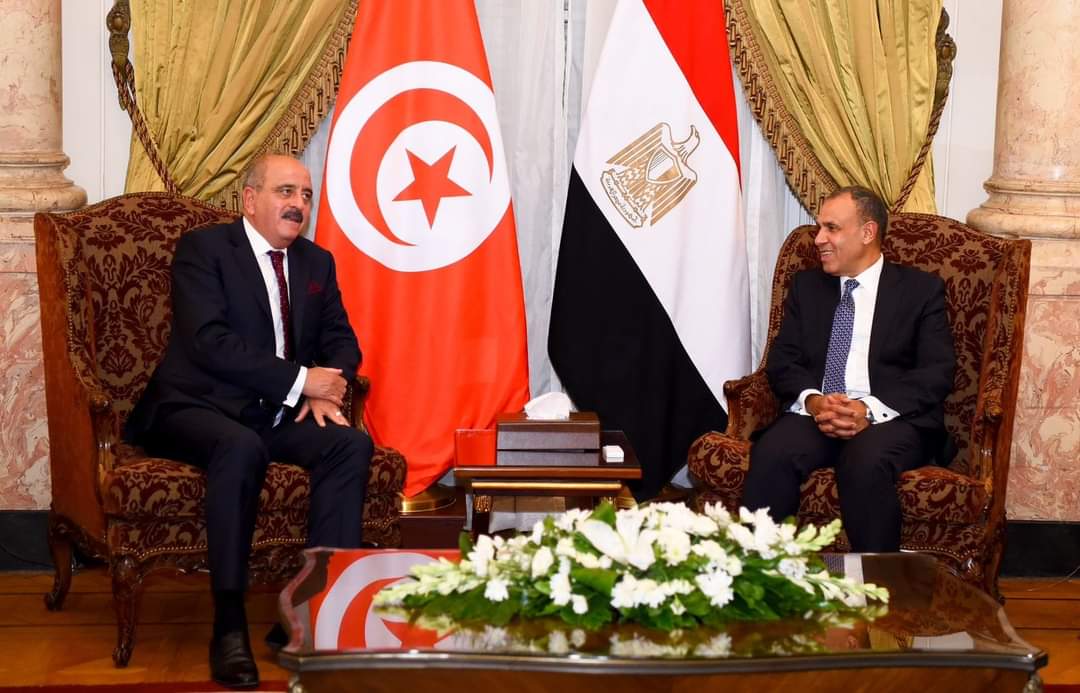 وزير الخارجية والهجرة يجتمع مع نظيره التونسي