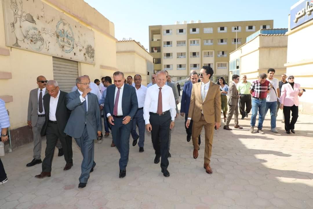 محافظ القاهرة يتفقد مع ممثلى الأمم المتحدة للمستوطنات البشرية أماكن تنفيذ فراغات عامة بالأسمرات