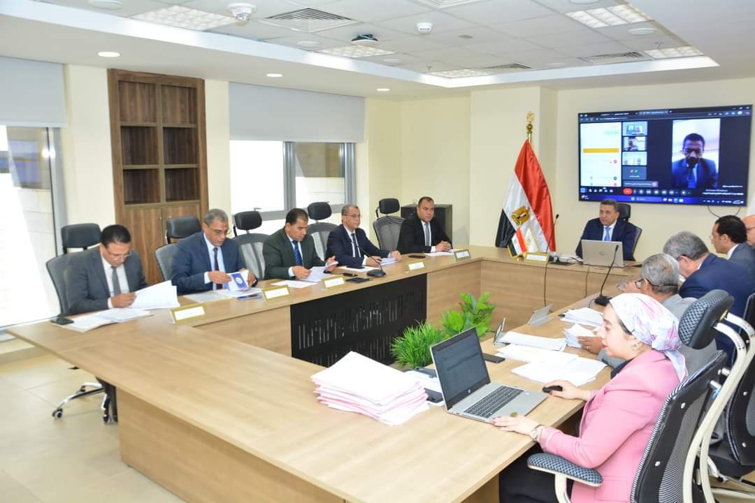 نائب وزير الإسكان يناقش مع شركاء التنمية تنفيذ الأساليب الجديدة والمبتكرة فى معالجة مياه الصرف