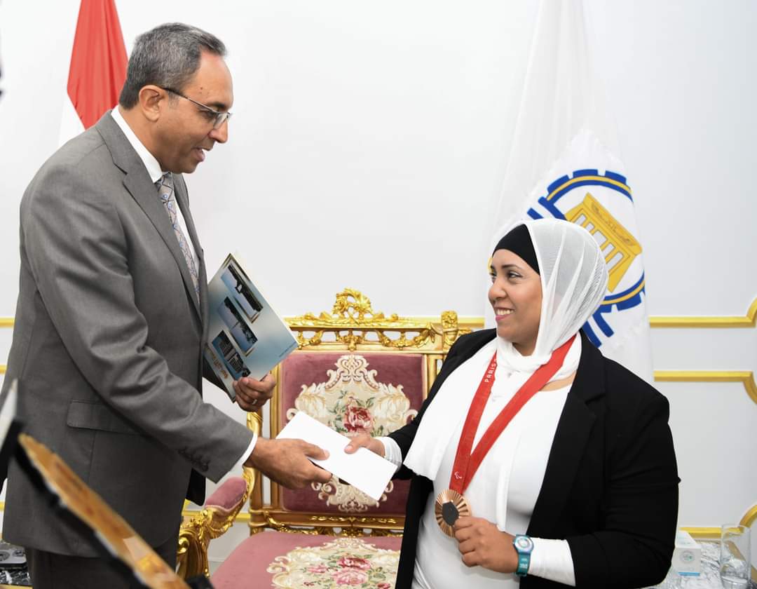 محافظ قنا يكرم صفاء النجار بطلة البرونزية