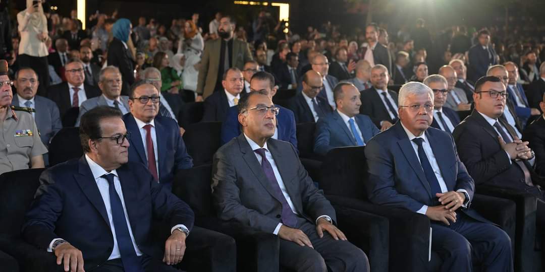 رئيس الوزراء يشهد حفل تخريج الدفعة الأولى من طلاب الجامعات الأهلية