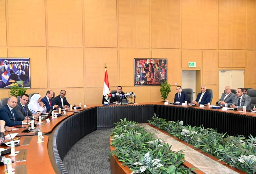 وزير الإسكان:إتاحة الأراضى بمساحات كبيرة لتنمية المدن الجديدة