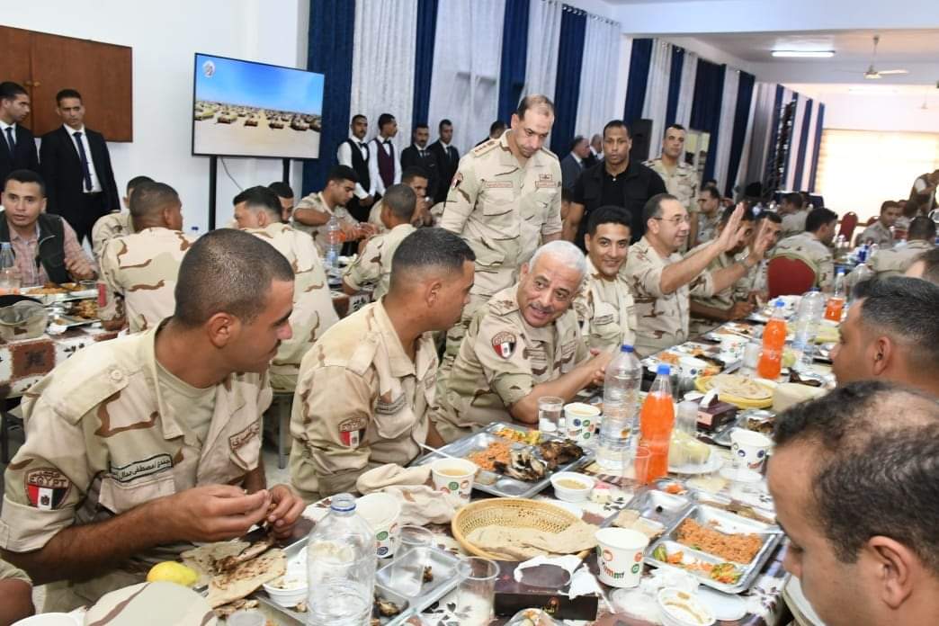 وزير الدفاع يتفقد قاعدة محمد نحيب العسكرية