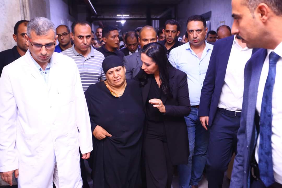 وزيرة التضامن تعزى سيدة فقدت ابنتيها وحفيدتها فى حادث تصادم قطارى الزقازيق