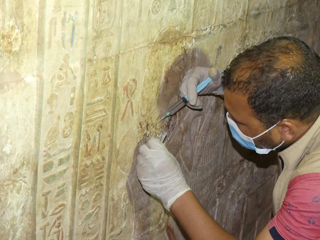مشروع ترميم معبد إدفو يكشف عن نقوش ملونة لأول مرة بالسطح