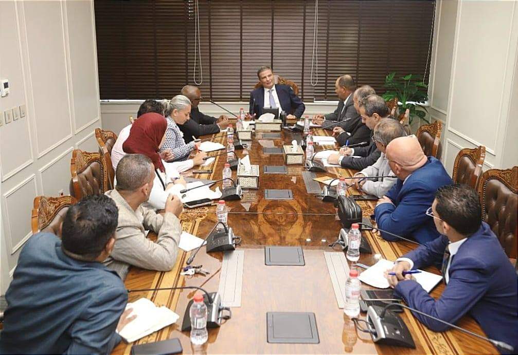 وزير الزراعة يبحث مع البعثة الإشرافية للايفاد جهود تنمية البيئات الصحراوية بمطروح