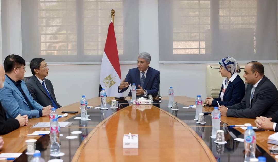 وزير السياحة يلتقى سفير سنغافورة والرئيس التنفيذى للشركة المنظمة لمعرض رمسيس وذهب الفراعنة