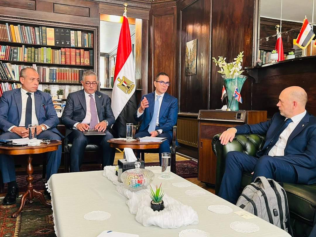 وزير الاستثمار يعقد لقاءات مكثفة مع عدد من الشركات البريطانية فى الصناعات الدوائية وتعبئة الفاكهة واشارات السكك الحديدية.