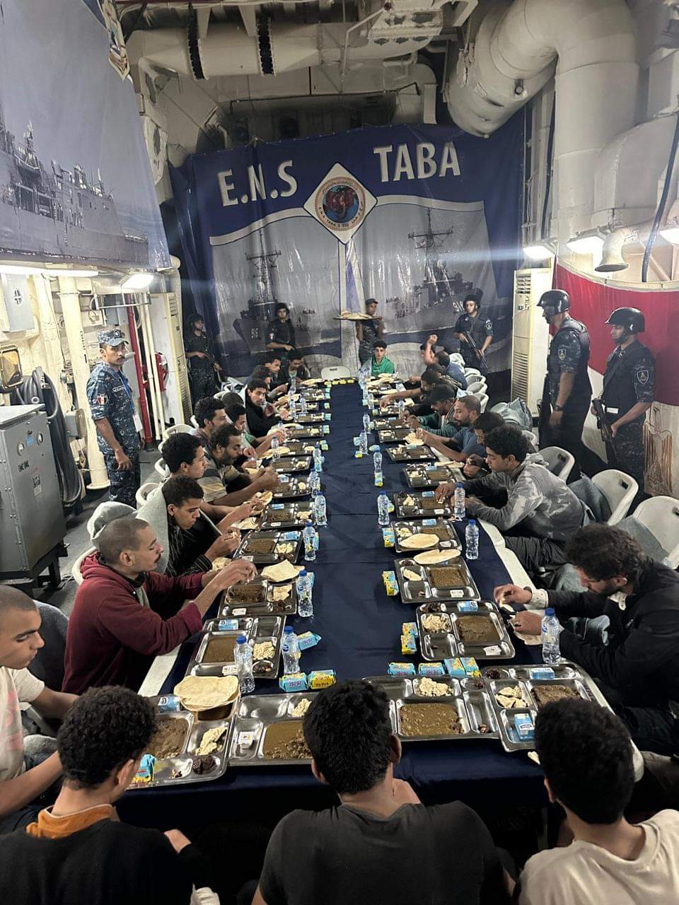 القوات البحرية تنجح في إنقاذ مركب هجرة غير شرعية على متنه 45 فردًا