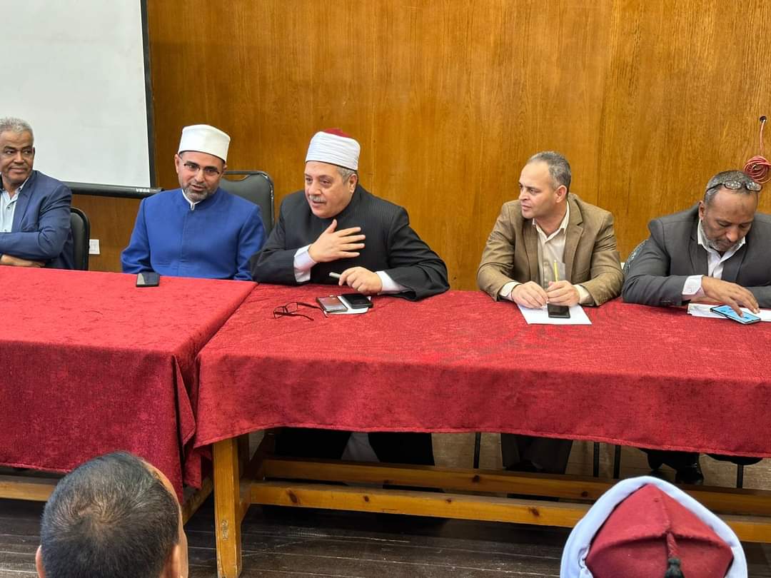 رئيس قطاع المعاهد الأزهرية يتابع مع شيوخ المعاهد بالأقصر الاستعدادات للعام الجديد