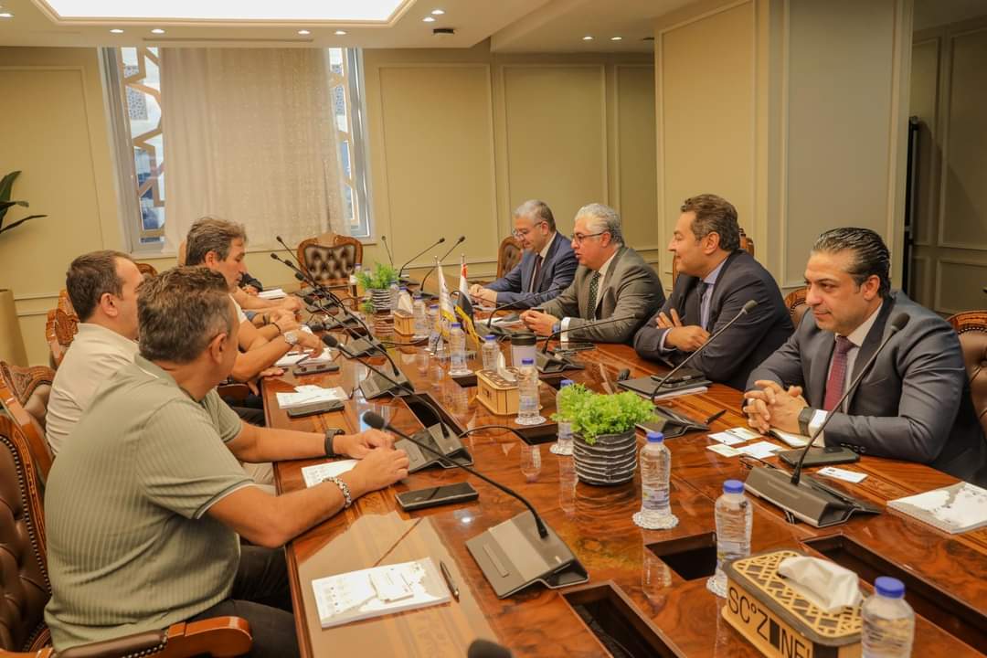 رئيس اقتصادية قناة السويس يبحث مع عدد من الشركات التركية التعاون فى تصنيع الملابس 