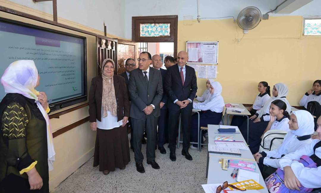 رئيس الوزراء يتفقد عددا من المدارس بمدينة السلام لمتابعة انتظام الدراسة 