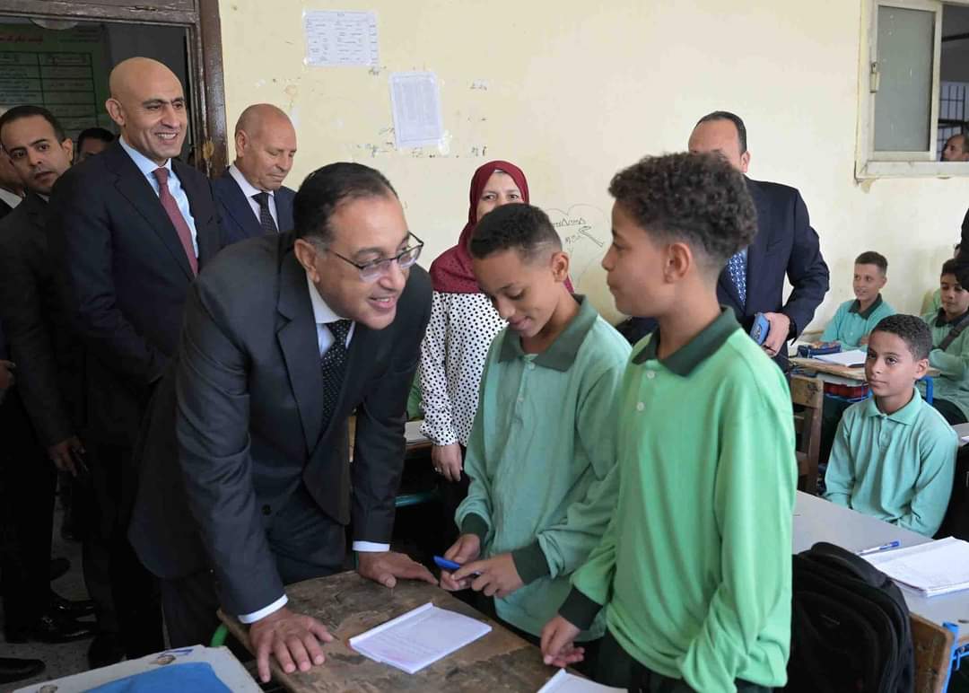 مدبولى يتابع شرح درس اللغة العربية بمدرسة الشعراوى الإعدادية