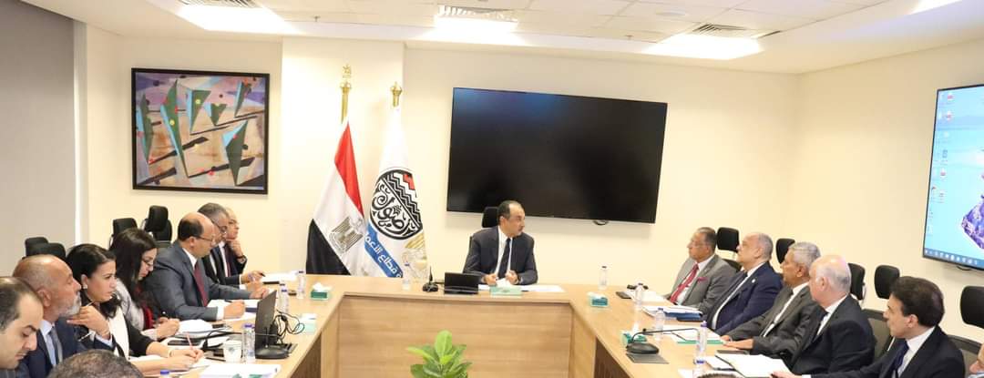 شيمى.. لرؤساء الشركات :ضرورة تكثيف الجهود للنهوض بالقطاعات الصناعية والإنتاجية والخدمية