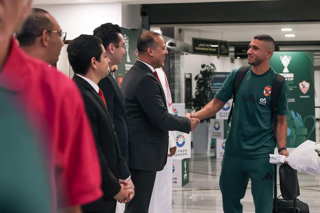 السفير المصرى يستقبل بعثة الأهلى فى مطار الرياض