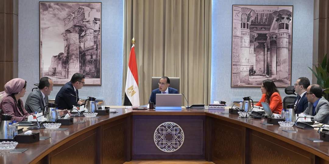 رئيس الوزراء يستعرض مع وزير الإسكان خطة تطوير الساحل الشمالى الغربى 