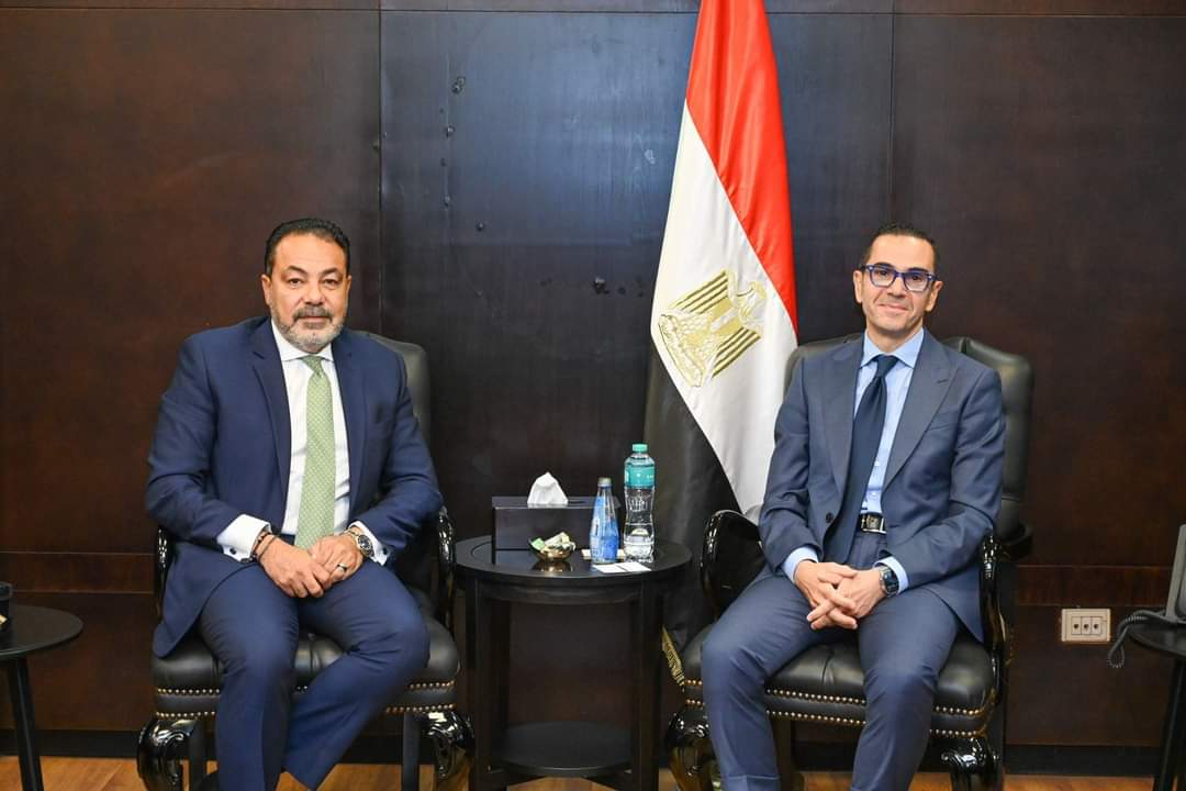 الخطيب يبحث مع وفد بنك أبو ظبى الأول الترويج لفرص ومقومات الاستثمار المصرية بالأسواق العالمية